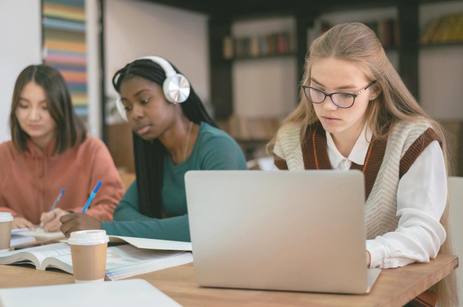 Konzentrierte Arbeit an Finanzanalysen im gepuroiqon Büro