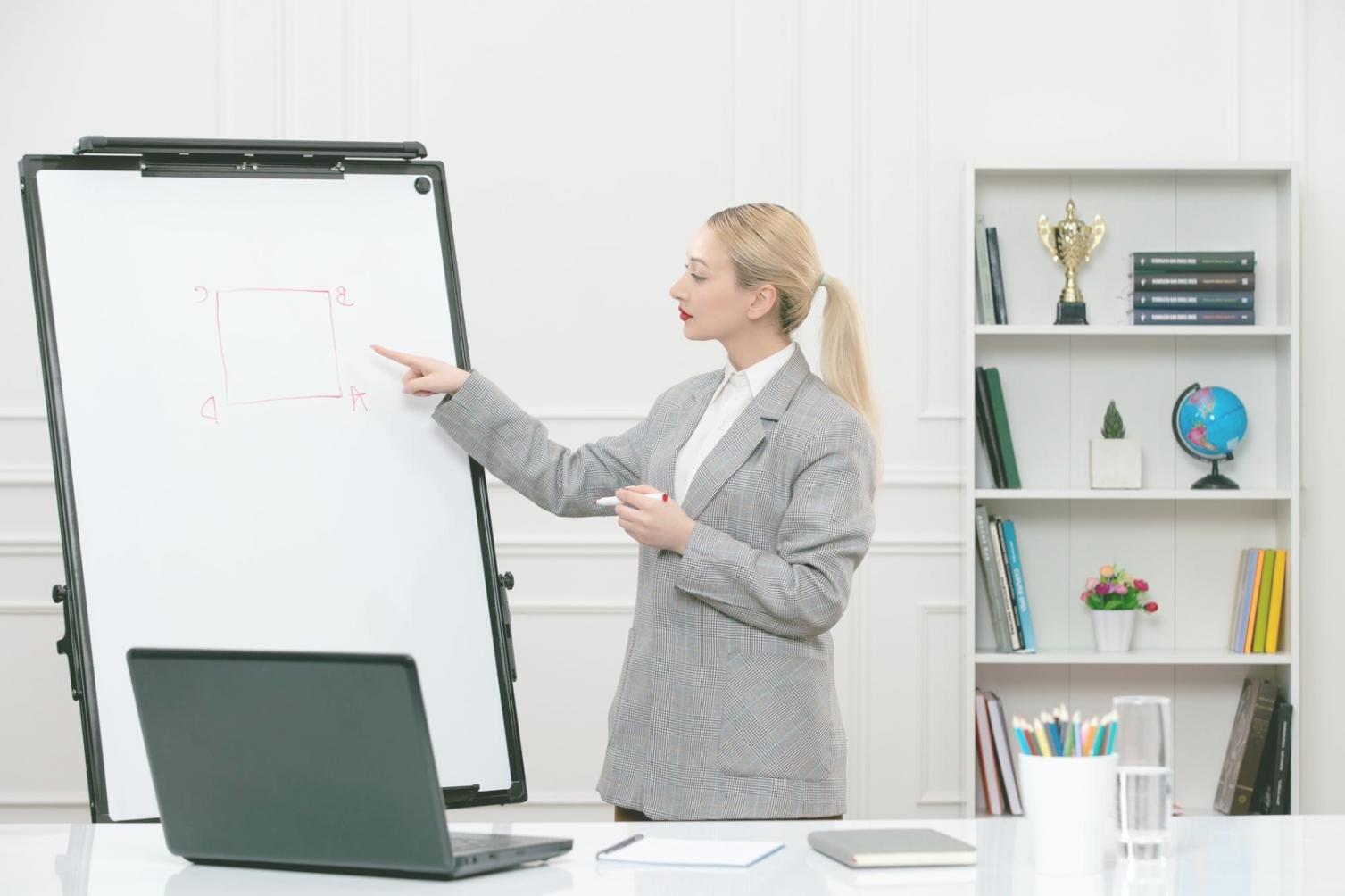 Gemeinsame Besprechung von Finanzstrategien im Team
